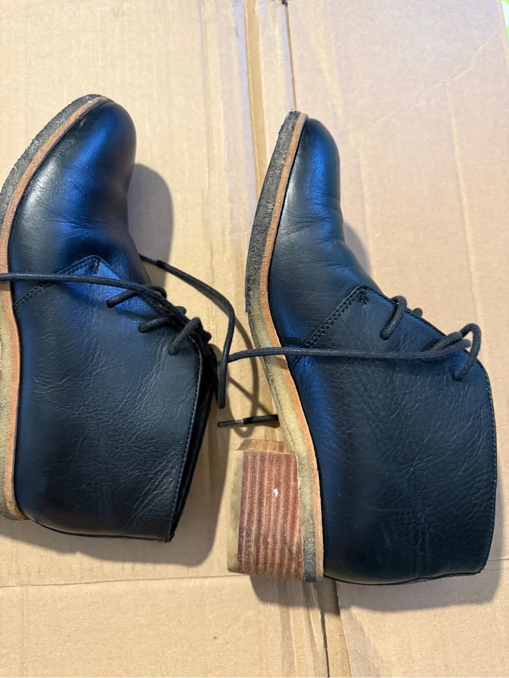 Clarks Black leather ankle booties boots heels. Size 7.5.